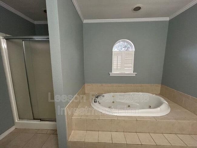 Building Photo - 3715 Greenway Pl