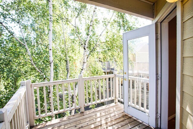 Building Photo - Spacious 2 Bed-2 Bath Flat in SW Portland Ready Mid-April!