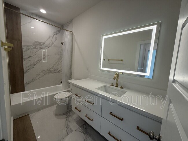 Building Photo - 134 E Elgin St