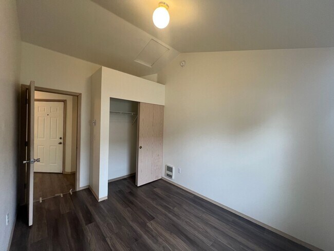 Building Photo - 2 Bed, 1 Bath 2nd Floor Unit in Lettered Streets District