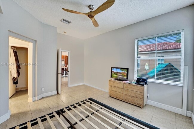 Building Photo - 930 Bluewood Terrace