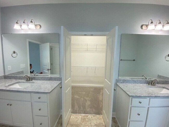 Building Photo - SPACIOUS 4 Bedroom | 2.5 Bathroom in Stone...