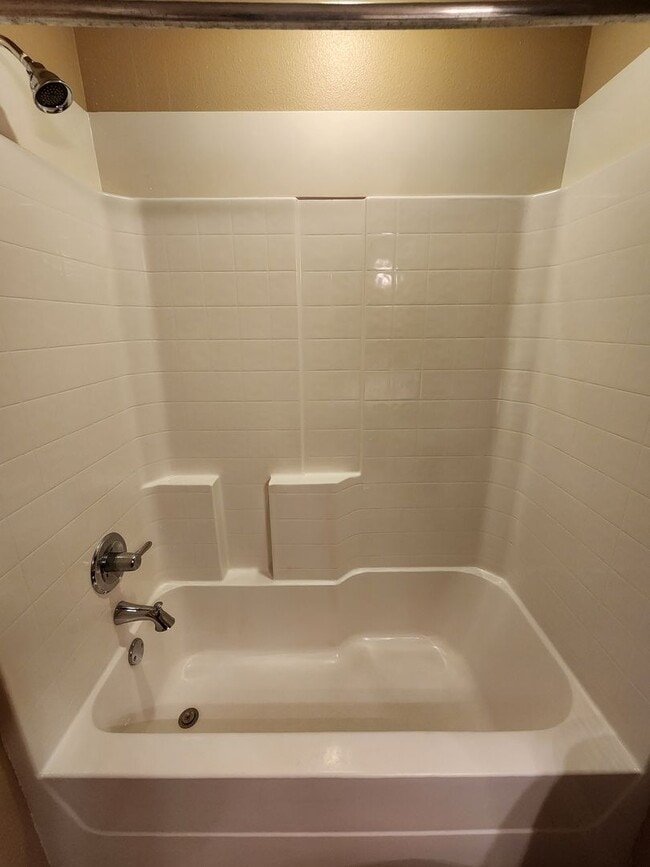 Building Photo - Beautiful 3 bed/2 bath Duplex off of Bunny...