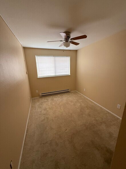 Send bedroom with mirrored slider - 1602 Naval Ave