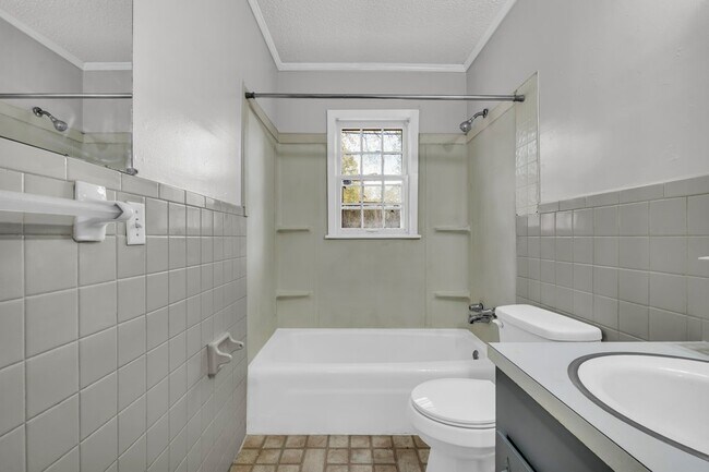 Building Photo - 417 E Jordan Ave