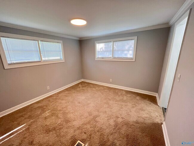 Building Photo - 123 Miller Ln