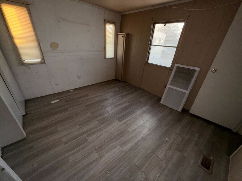 Building Photo - 3601 E Wyoming Ave