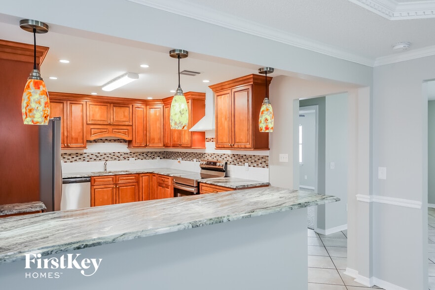 Building Photo - 8726 Bandera Cir S