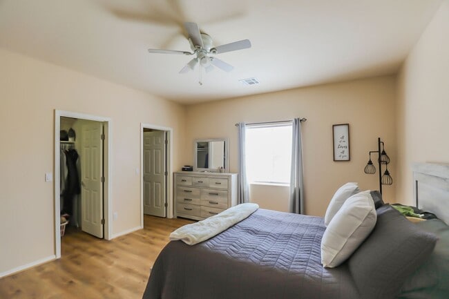 Building Photo - Pet Friendly 4 Bed 2 Bath Home!