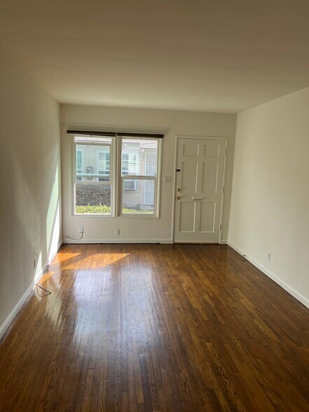 Building Photo - 2542 N Buena Vista St