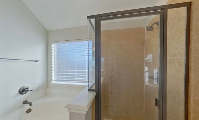 Building Photo - Charming 4-Bedroom Home with Modern Comforts & Spacious Living