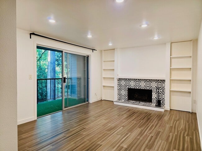 Building Photo - 4717 W Lake Sammamish Pkwy SE