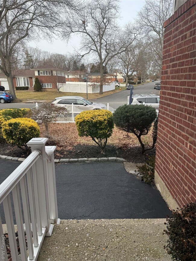 Building Photo - 14 Genesee Dr