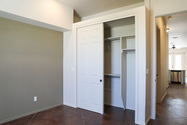 Building Photo - 2 Bed, 2 Bath Townhome