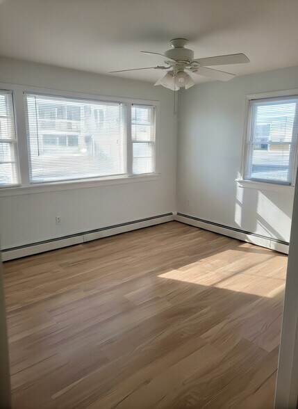 livingroom - 211 Sheridan Ave