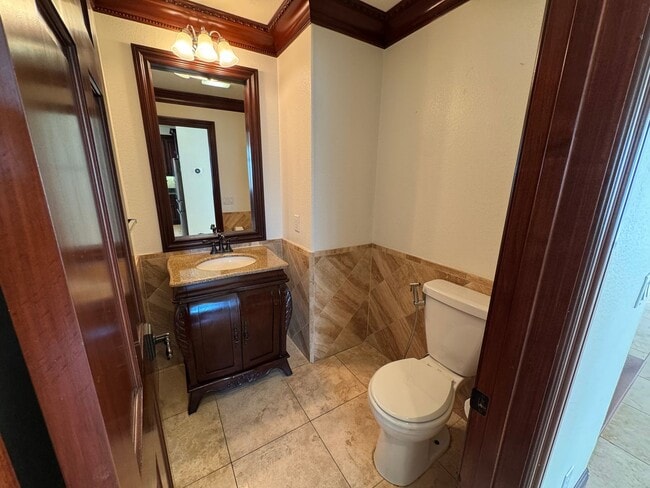 Building Photo - 5 Bedroom Luxury home