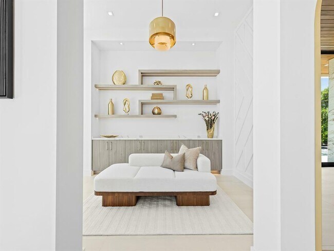 Building Photo - 2657 NE 34th St