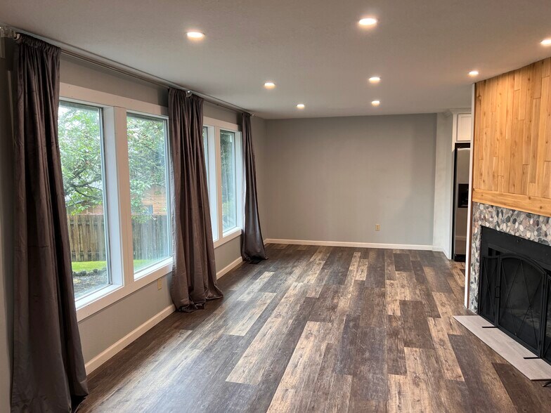Building Photo - 891 NE Bunyard Pl