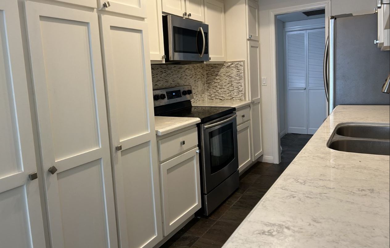 Kitchen - 521 Montana Ave