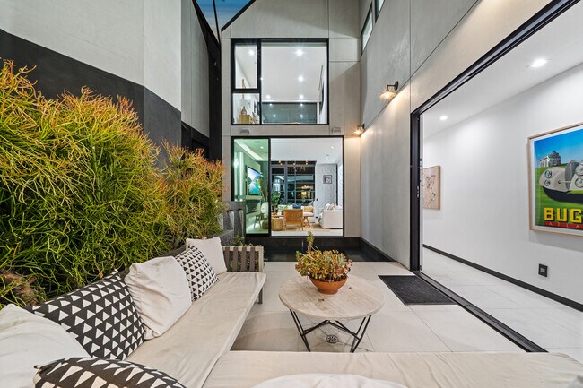 Building Photo - 838 California Ave