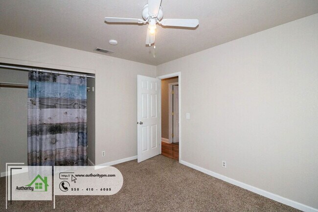 Building Photo - 1947 Mary Lake Dr