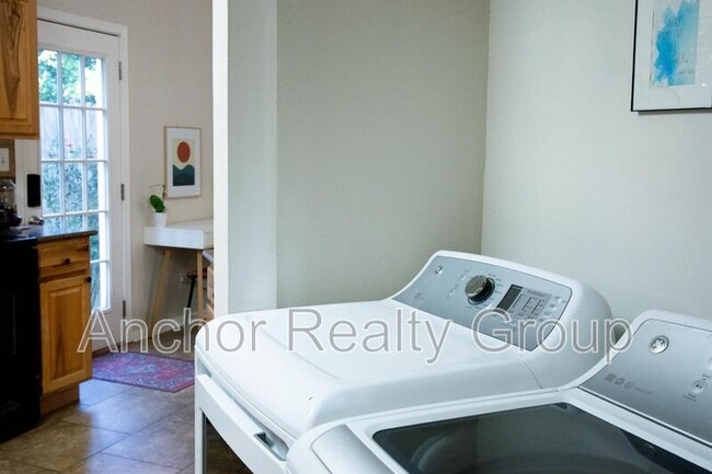 Building Photo - 331 Sunflower Ct