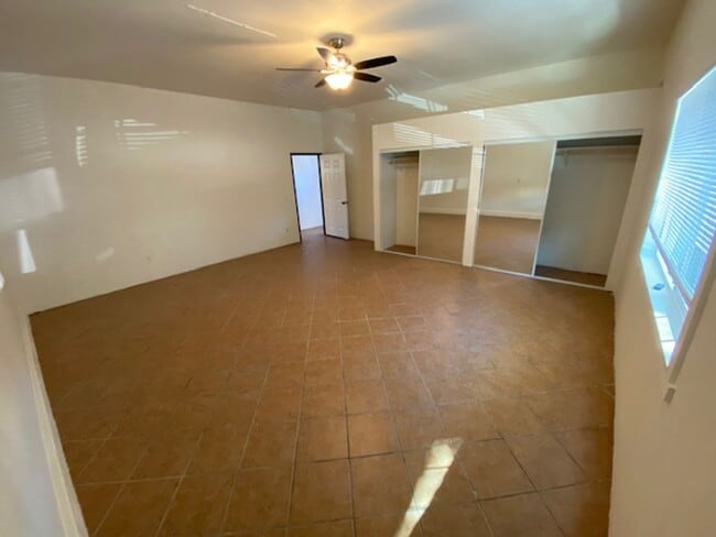 Building Photo - Available Now!! 1 Bedroom 1 Bathroom Back Unit