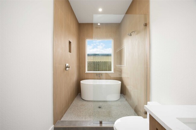 Building Photo - 422 E 41st St