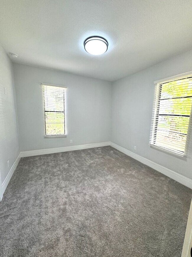 Building Photo - Beautiful 2/2 Bungalow in River Heights!