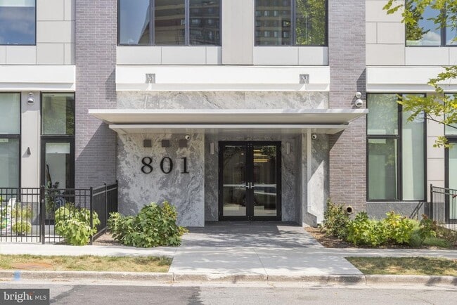 Building Photo - 801 S Fairfax St
