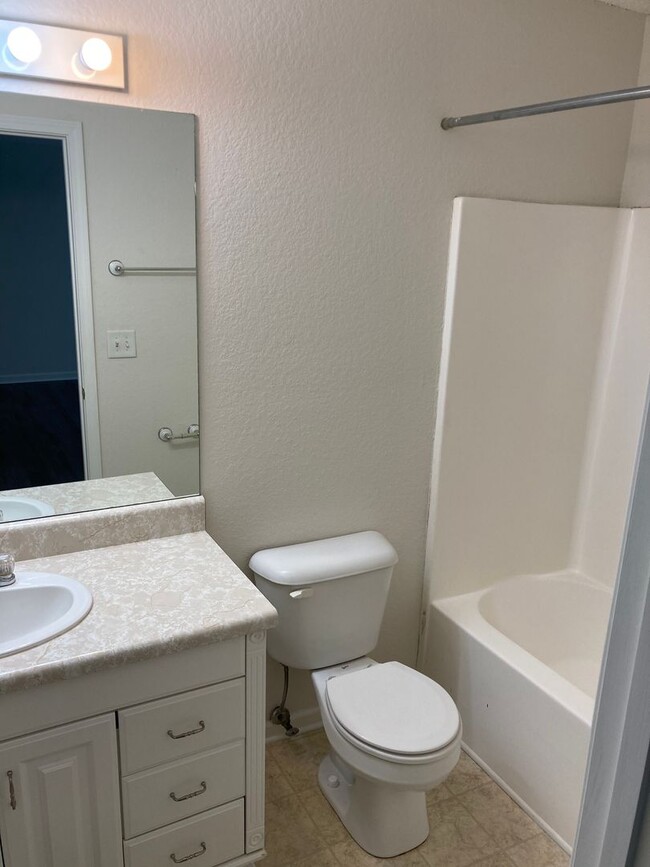 Building Photo - Updated 3/2.5 Townhouse in Armuchee- $1,350