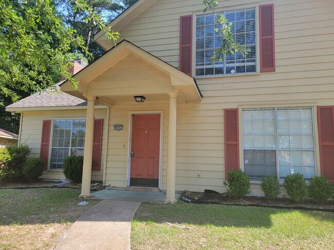 Building Photo - 4 Bedroom 2 bathroom