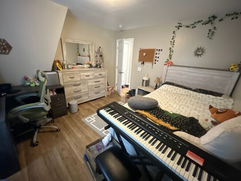 Building Photo - 1239 Plymouth Ave S