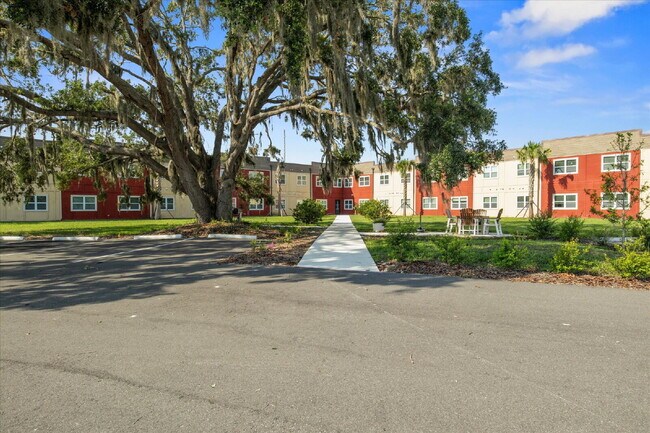 Primary Photo - 260 Spanish Moss Cir