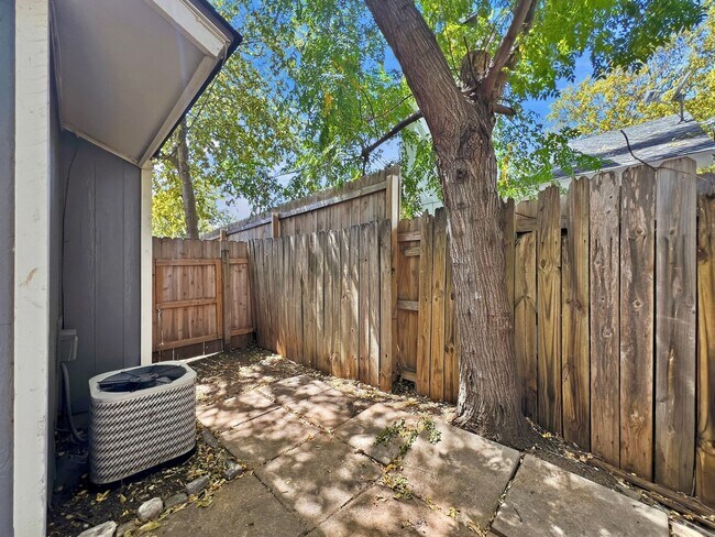 Building Photo - 1012 Fieldwood Dr