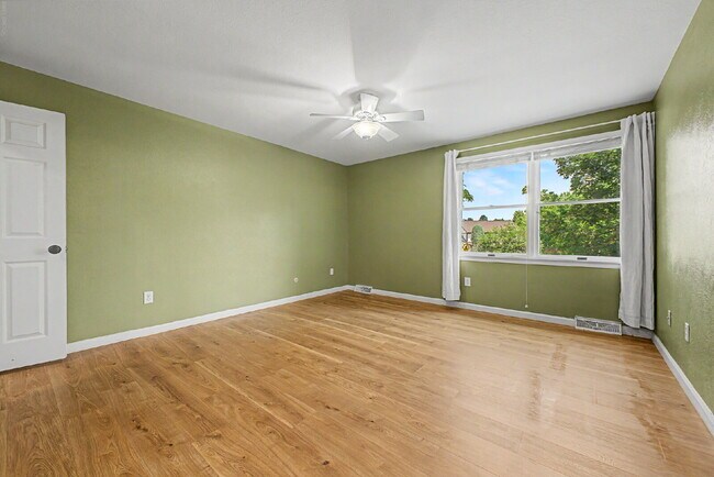 Building Photo - "Spacious 4-Bedroom Oasis with 4 Full Baths in Prime Englewood Location – 3306 Sq. Ft. of Comfort...