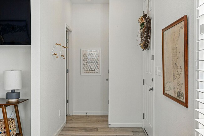 Building Photo - Spacious 3BR/3BA Townhome-Available NOW! $...