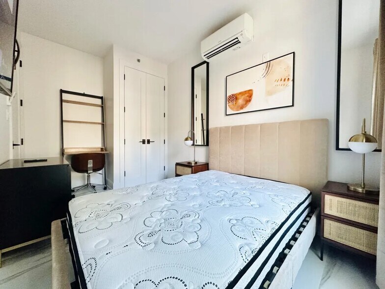 Building Photo - Furnished room/NOT APARTMENT