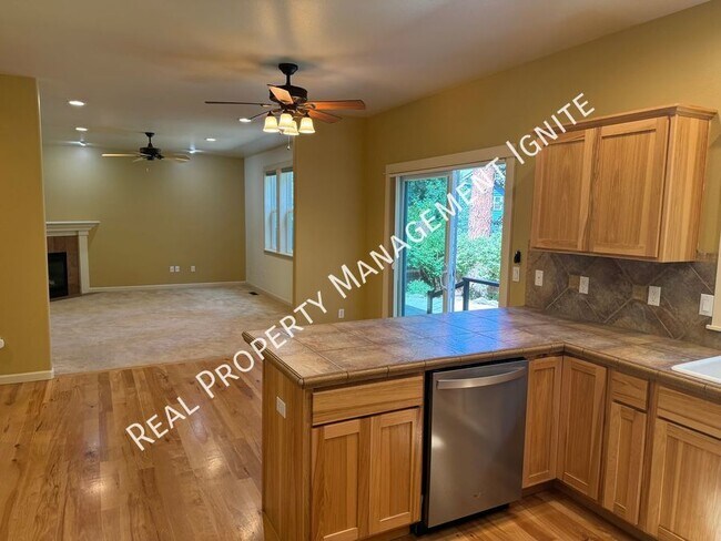 Building Photo - Immaculate Westside Home in the Pine Trees