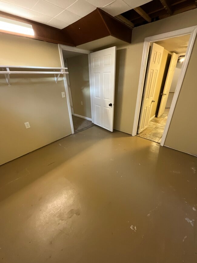 Building Photo - 1229 W Arrowhead Rd