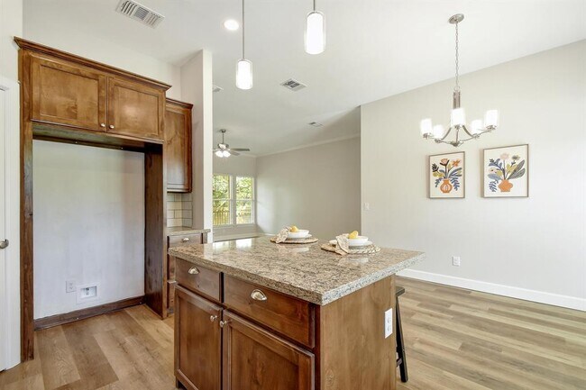 Building Photo - 2109 Meadow View Dr