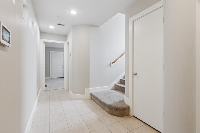 Building Photo - 8686 Meadowcroft Dr