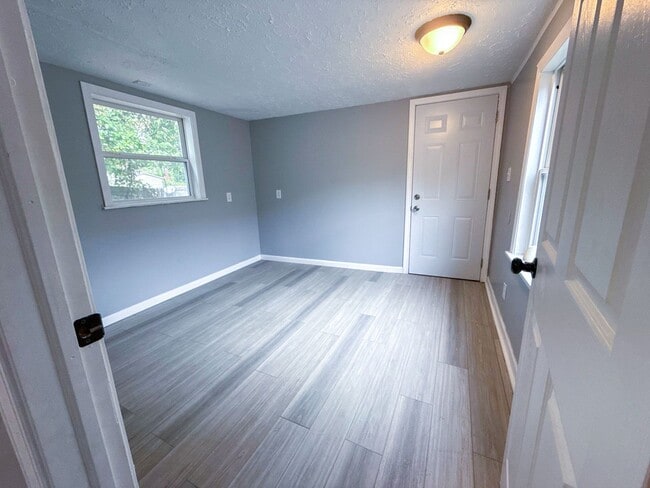 Building Photo - 3 Bed Home in Waverly with Modern Charm, G...