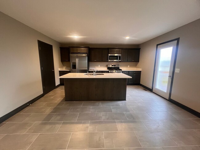 Building Photo - Four Bedroom Duplex in Caledonia!