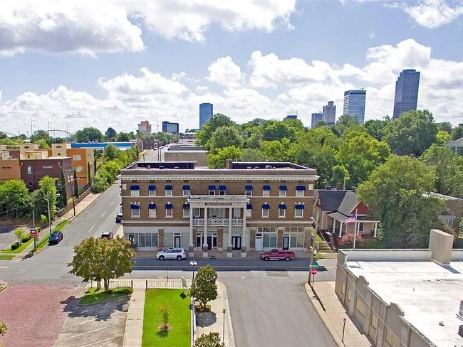 Primary Photo - 101 S Victory St