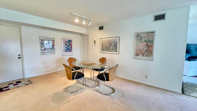 Building Photo - 5540 Fairway Park Dr