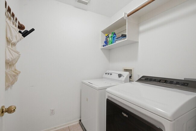 Building Photo - 2 Stone Arrow Pl