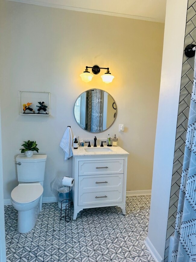 Building Photo - 2481 E Cloverdale Prk