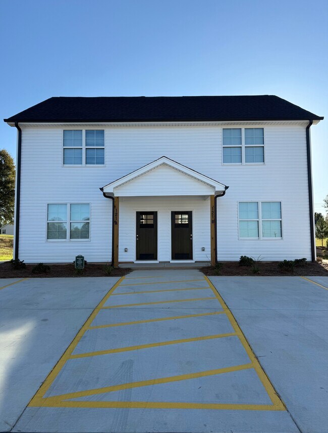 Primary Photo - 121 Diver Dr