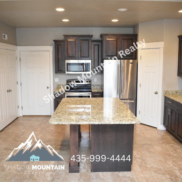 Building Photo - 466 E 2170 N